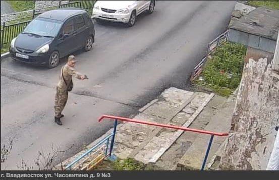 Во Владивостоке задержали мужчину, угрожавшего пистолетом девушке