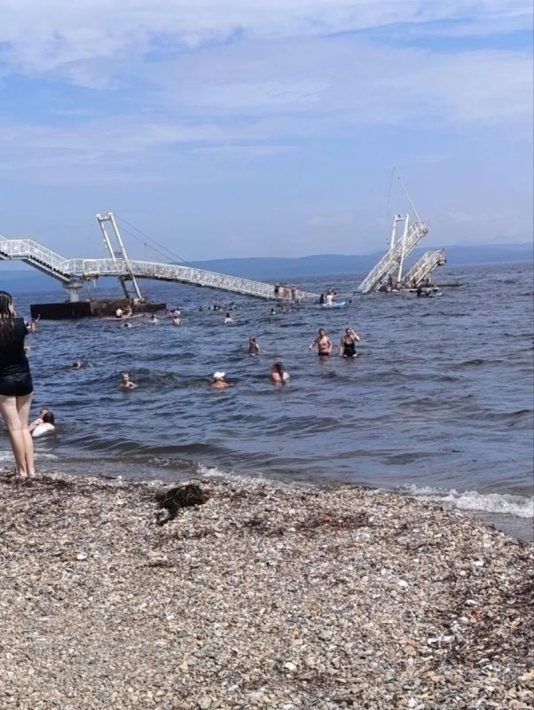 Мост рухнул в море: 20 человек оказались в воде, четверо пострадали