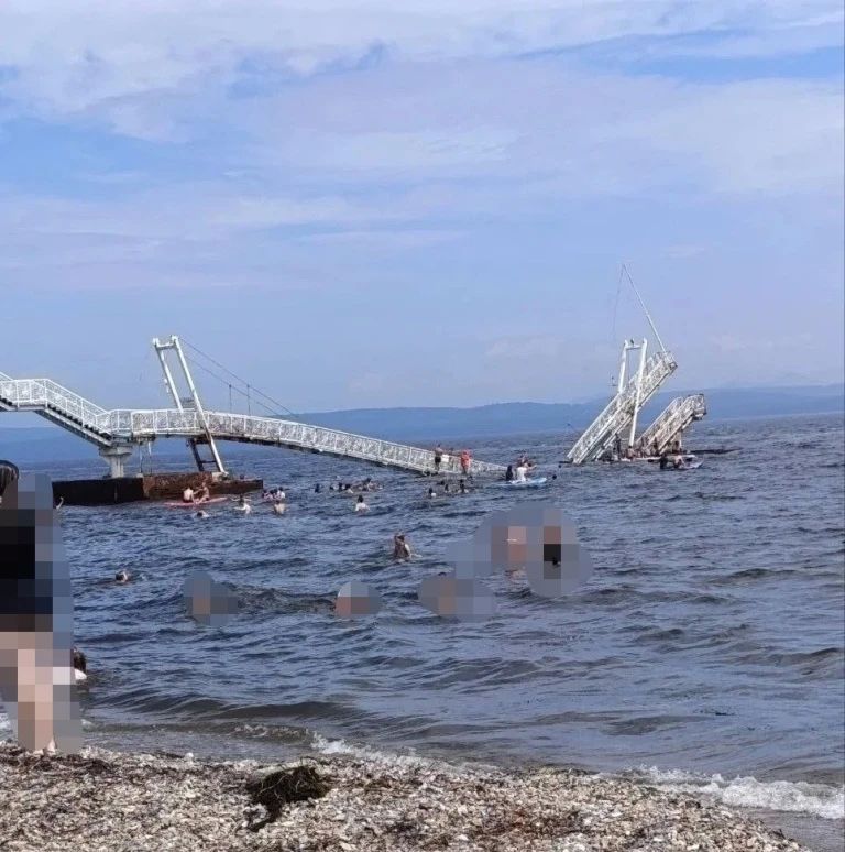 В Артеме полицейские работают на месте обрушения морского причала В Артеме полицейские работают на месте обрушения морского причала