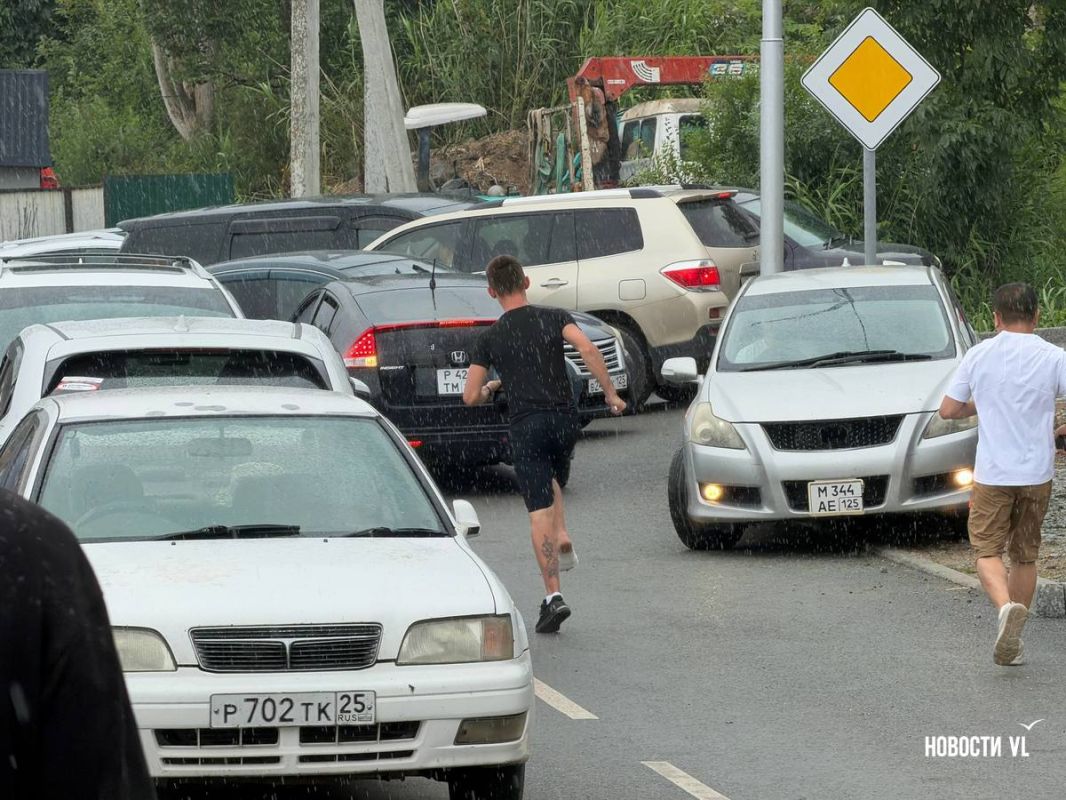 Парень, который поранил ногу на Тавайзе, рассказал, что в момент обрушения моста как раз прыгал с него
