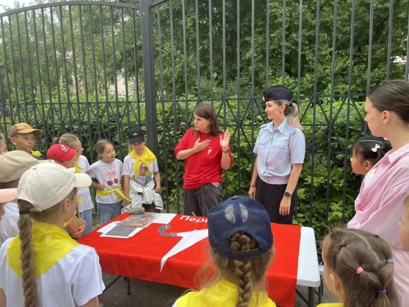 В Уссурийске Приморского края полицейские и общественники проводят уроки безопасности в пришкольных лагерях