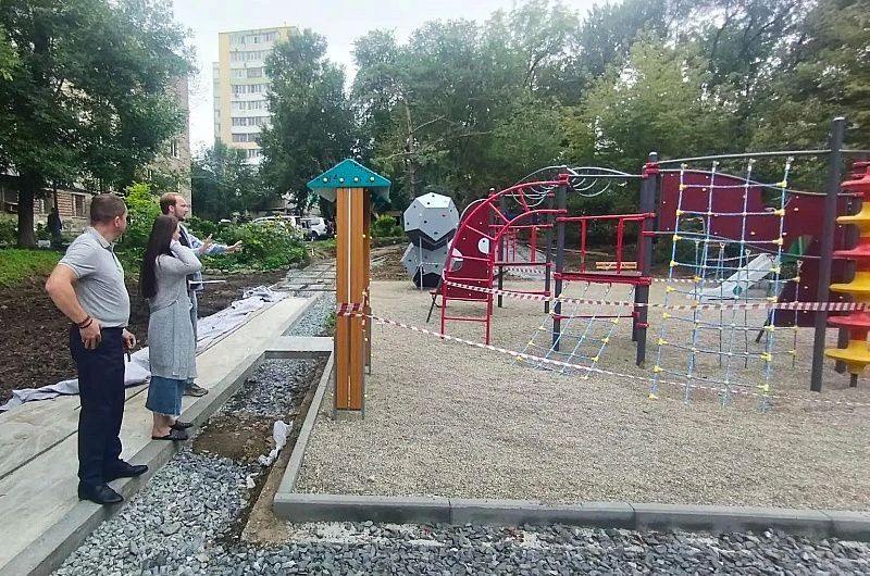 «Хороший сквер получается»: общественные наблюдатели Владивостока оценили благоустройство аллеи на Кирова, 5-9 «Хороший сквер получается»: общественные наблюдатели Владивостока оценили благоустройство аллеи на Кирова, 5-9