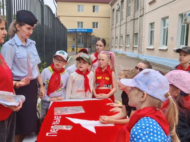В Уссурийске Приморского края полицейские и общественники проводят уроки безопасности в пришкольных лагерях В Уссурийске Приморского края полицейские и общественники проводят уроки безопасности в пришкольных лагерях