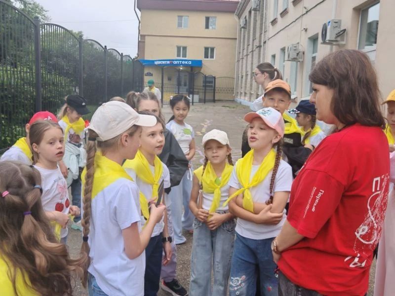 В Уссурийске Приморского края полицейские и общественники проводят уроки безопасности в пришкольных лагерях В Уссурийске Приморского края полицейские и общественники проводят уроки безопасности в пришкольных лагерях