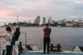 Стритфишинг по-владивостокски: почему рыбаки идут в центр города посидеть на море с удочками