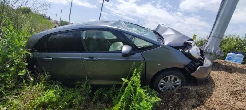 Водитель не справилась с управлением в Приморье и съехала в кювет, в результате ДТП она пострадала, два ребенка пяти и шести лет тоже получили травмы