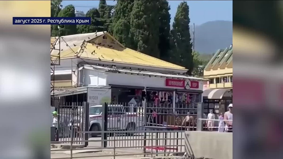 В Приморье на пляже Большая Тавайза рухнул пешеходный мост