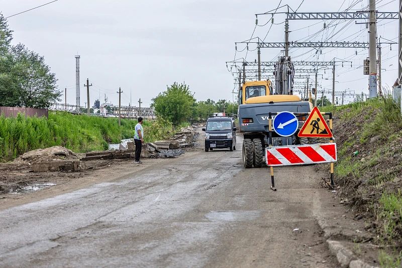 Во Владивостоке продолжается ремонт альтернативного маршрута главной городской магистрали — проспекта 100-летия Владивостока