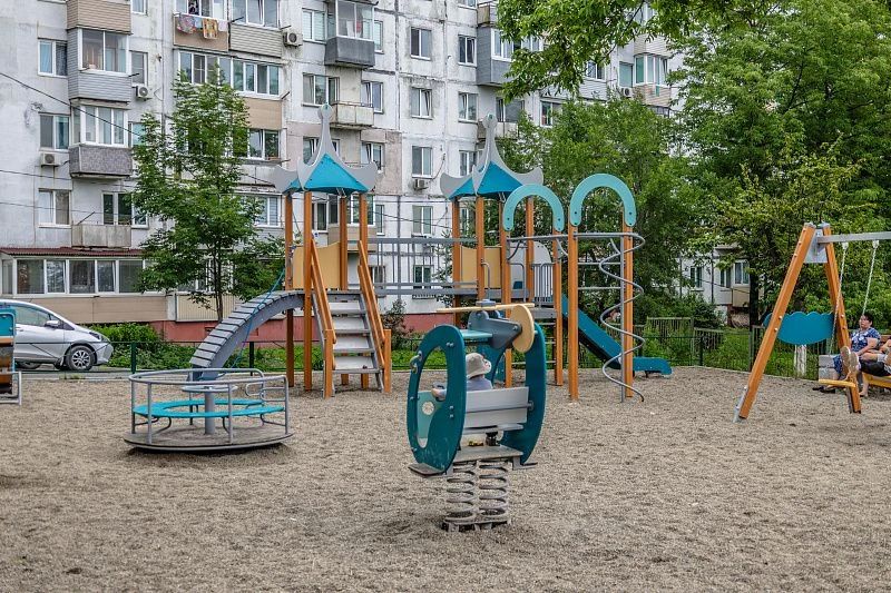 Новая детская площадка появилась во дворе дома на Сахалинской, 48 во Владивостоке Новая детская площадка появилась во дворе дома на Сахалинской, 48 во Владивостоке
