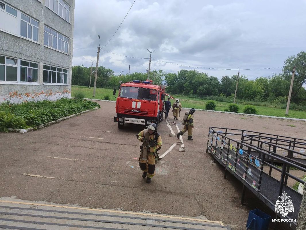 В Арсеньеве огнеборцы МЧС России отработали тушение в лицее В Арсеньеве огнеборцы МЧС России отработали тушение в лицее