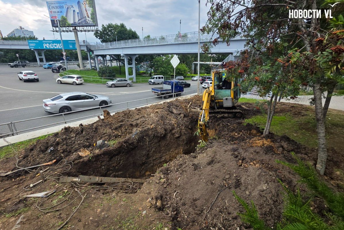 Из-за порыва трубы пришлось раскопать часть благоустроенного в прошлом году сквера на Некрасовской Из-за порыва трубы пришлось раскопать часть благоустроенного в прошлом году сквера на Некрасовской