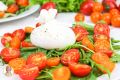 Летний салат с бурратой и спелыми помидорами: лёгкость и вкус в каждой порции