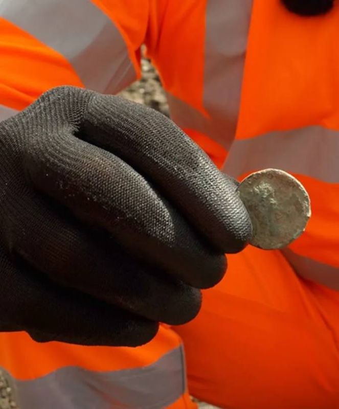 В Великобритании при строительстве железной дороги нашли монету возрастом 1740 лет: В Великобритании при строительстве железной дороги нашли монету возрастом 1740 лет: