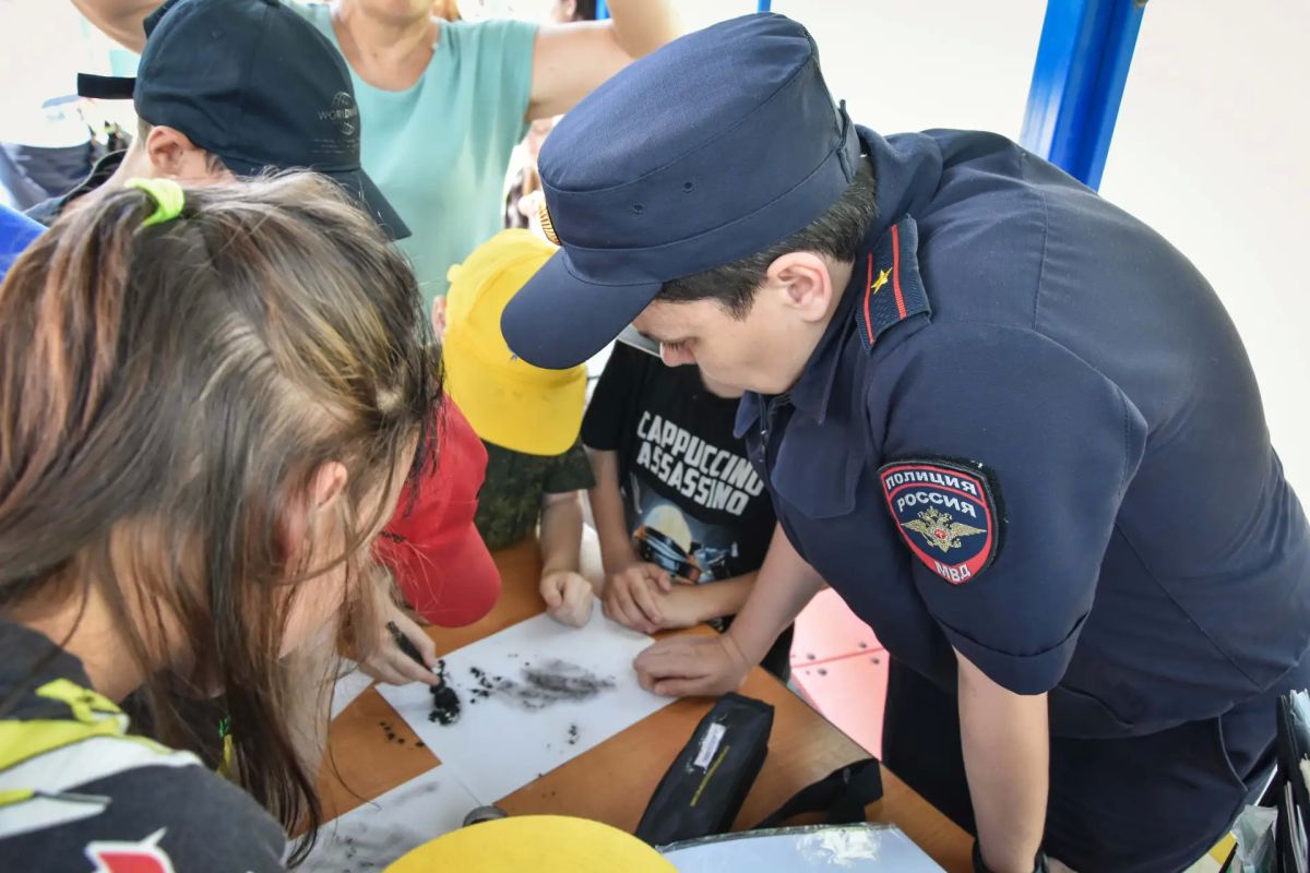 Сотрудники транспортной полиции совместно с членом Общественного совета провели познавательное мероприятие и спортивные игры для воспитанников «Комплексного центра помощи семье и детям „Маяк“» Владивостока Сотрудники транспортной полиции совместно с членом Общественного совета провели познавательное мероприятие и спортивные игры для воспитанников «Комплексного центра помощи семье и детям „Маяк“» Владивостока