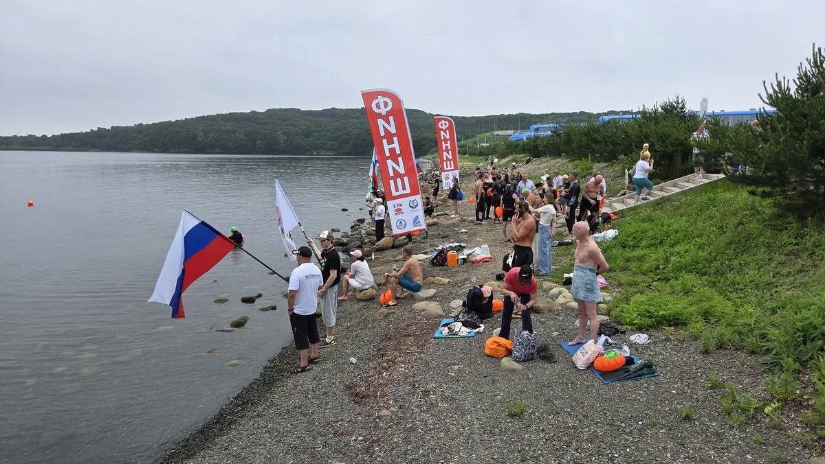 Более 60 спортсменов из шести городов Дальнего Востока переплыли акваторию у острова Скрыплёва во Владивостоке