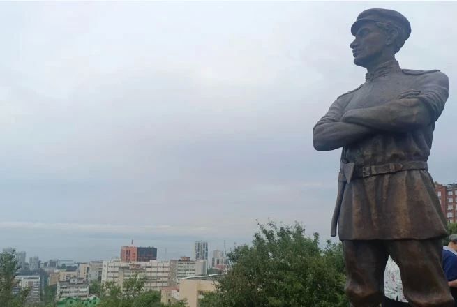 Памятник прапорщику Комарову открыли на сопке Орлиное гнездо во Владивостоке