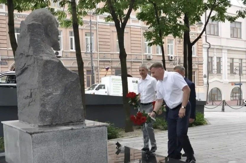 20 июля во Владивостоке прошло памятное мероприятие, посвященное 100-летию со дня смерти выдающегося государственного деятеля, основателя и первого руководителя всероссийской чрезвычайной комиссии Ф.Э. Дзержинского 20 июля во Владивостоке прошло памятное мероприятие, посвященное 100-летию со дня смерти выдающегося государственного деятеля, основателя и первого руководителя всероссийской чрезвычайной комиссии Ф.Э. Дзержинского