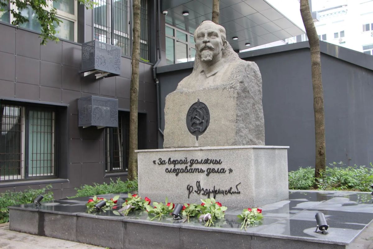 20 июля во Владивостоке прошло памятное мероприятие, посвященное 100-летию со дня смерти выдающегося государственного деятеля, основателя и первого руководителя всероссийской чрезвычайной комиссии Ф.Э. Дзержинского 20 июля во Владивостоке прошло памятное мероприятие, посвященное 100-летию со дня смерти выдающегося государственного деятеля, основателя и первого руководителя всероссийской чрезвычайной комиссии Ф.Э. Дзержинского