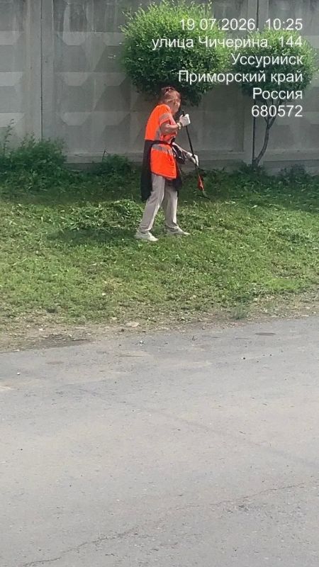 В Уссурийске продолжаются работы по благоустройству городских территорий