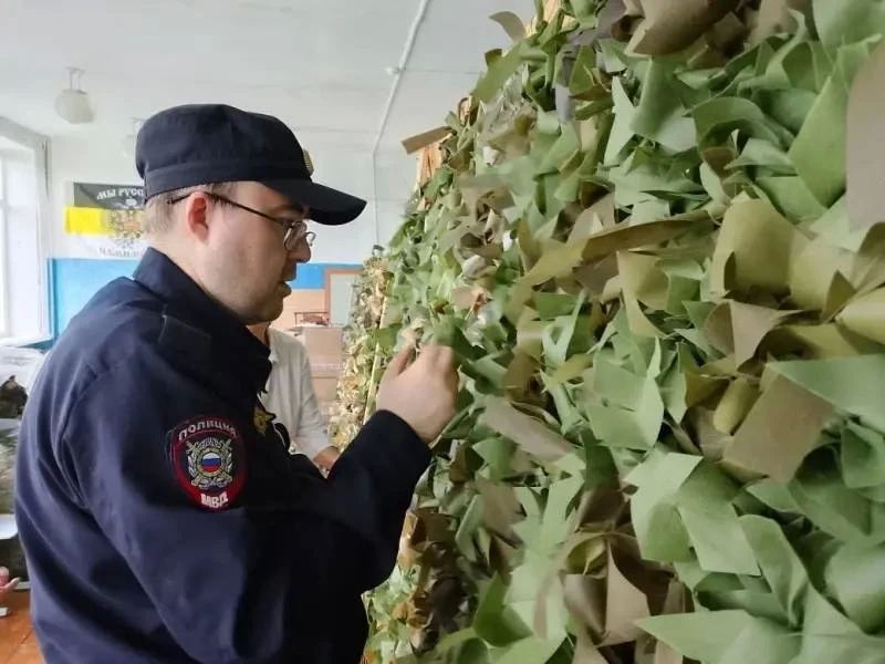 В Приморском крае полицейские приняли участие в плетении маскировочных сетей для участников СВО В Приморском крае полицейские приняли участие в плетении маскировочных сетей для участников СВО