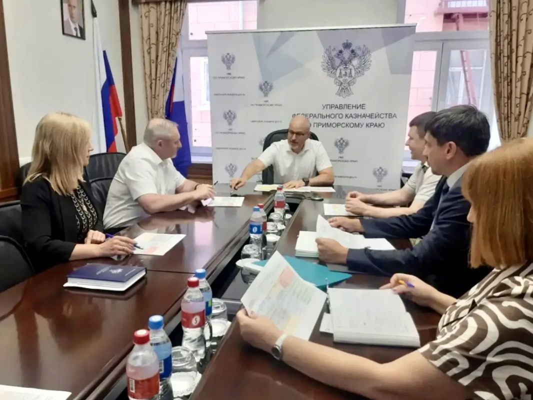 Александр Суконкин провёл рабочую встречу с коллективом УФК по Приморскому краю Александр Суконкин провёл рабочую встречу с коллективом УФК по Приморскому краю