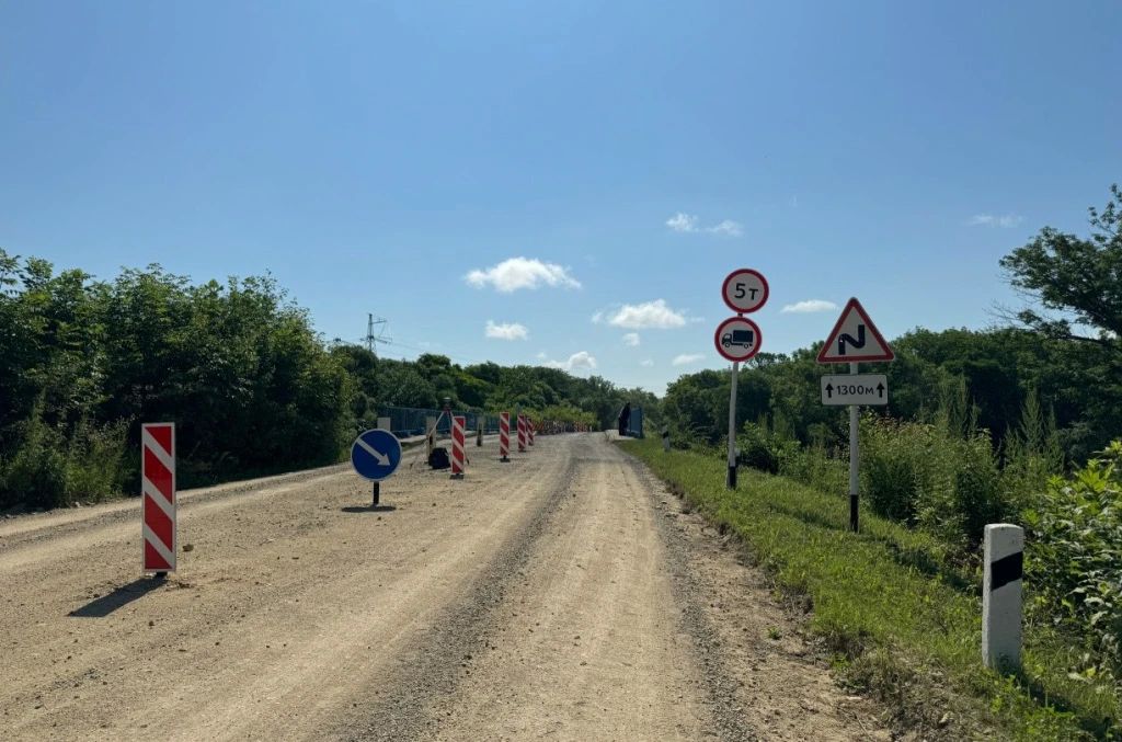 Временный мост рядом с аварийным строят в районе Абражеевки Черниговского округа Временный мост рядом с аварийным строят в районе Абражеевки Черниговского округа