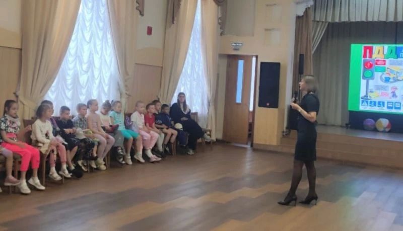 «Полиция на страже детства»: в Находке полицейские продолжают проводить для детей из пришкольных лагерей профилактические беседы на темы безопасности «Полиция на страже детства»: в Находке полицейские продолжают проводить для детей из пришкольных лагерей профилактические беседы на темы безопасности