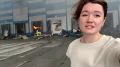 Корреспондент «Вестей Приморья» Юлия Бурцева работает прямо у горящего здания