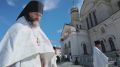 Экс-губернатор Приморья, стараясь не привлекать внимание, поставил свечку в главном храме Приморья