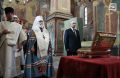 Президент принял участие в молебне и осмотрел место, где при реставрации плит пола открылись три белокаменных саркофага
