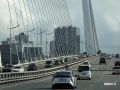 Снимать старый асфальт на Золотом мосту начали с крайней левой полосы в сторону центра