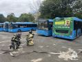 Пожарные МЧС России не дали огню перекинуться на соседние автобусы - на тренировке