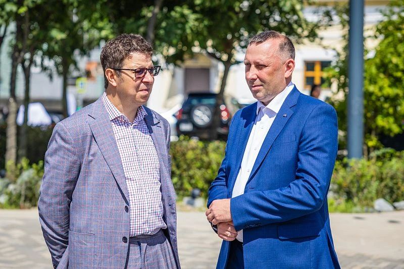 Во Владивостоке заложили камень в основание будущего памятника предпринимателям Приморья Во Владивостоке заложили камень в основание будущего памятника предпринимателям Приморья