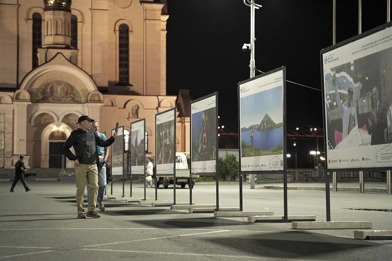 На центральной площади Владивостока открылась фотовыставка, посвященная конкурсу «Дальний Восток – Земля приключений» На центральной площади Владивостока открылась фотовыставка, посвященная конкурсу «Дальний Восток – Земля приключений»
