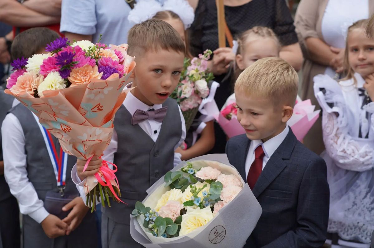 Снова в школу: в Уссурийске прозвенел первый звонок Сегодня в школах округа царит праздничная атмосфера: нарядно одетые, взволнованные первоклассники и выпускники услышали первые звонки нового учебного года Снова в школу: в Уссурийске прозвенел первый звонок Сегодня в школах округа царит праздничная атмосфера: нарядно одетые, взволнованные первоклассники и выпускники услышали первые звонки нового учебного года
