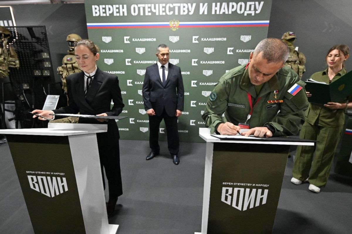 Юрий Трутнев открыл работу павильона Центра «ВОИН» на XI Восточном экономическом форуме Юрий Трутнев открыл работу павильона Центра «ВОИН» на XI Восточном экономическом форуме