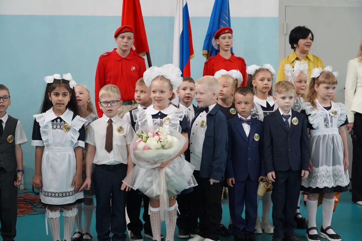 Снова в школу: в Уссурийске прозвенел первый звонок Сегодня в школах округа царит праздничная атмосфера: нарядно одетые, взволнованные первоклассники и выпускники услышали первые звонки нового учебного года Снова в школу: в Уссурийске прозвенел первый звонок Сегодня в школах округа царит праздничная атмосфера: нарядно одетые, взволнованные первоклассники и выпускники услышали первые звонки нового учебного года