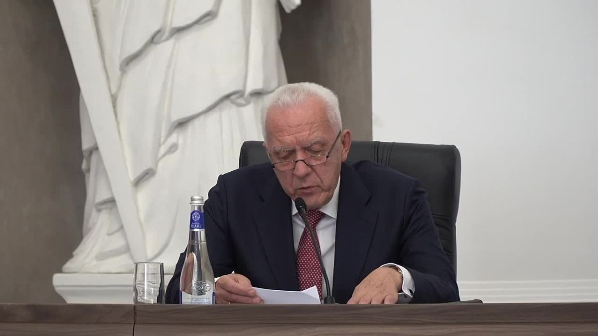 Свою рабочую поездку во Владивосток Александр Гуцан начал с посещения Дальневосточного филиала Университета прокуратуры России
