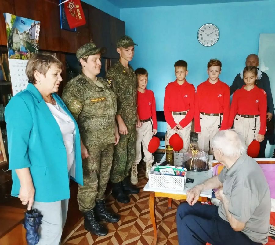 Живая легенда Уссурийска: юнармейцы навестили ветерана Великой Отечественной Войны Живая легенда Уссурийска: юнармейцы навестили ветерана Великой Отечественной Войны