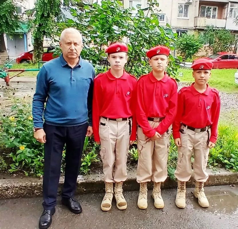 Живая легенда Уссурийска: юнармейцы навестили ветерана Великой Отечественной Войны Живая легенда Уссурийска: юнармейцы навестили ветерана Великой Отечественной Войны