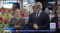 Известный китайский блогер-миллионник ДаньДань прилетела во Владивосток, где её встретили с пирогами и цветами