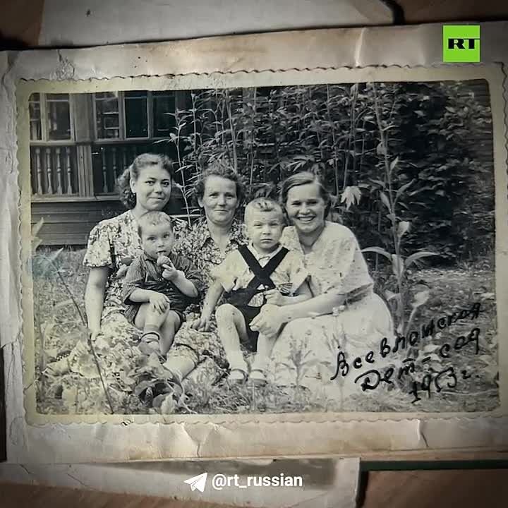 Моряки с помощью читателей RT хотят найти хозяина обнаруженного на судне старого фотоальбома, которому более 70 лет