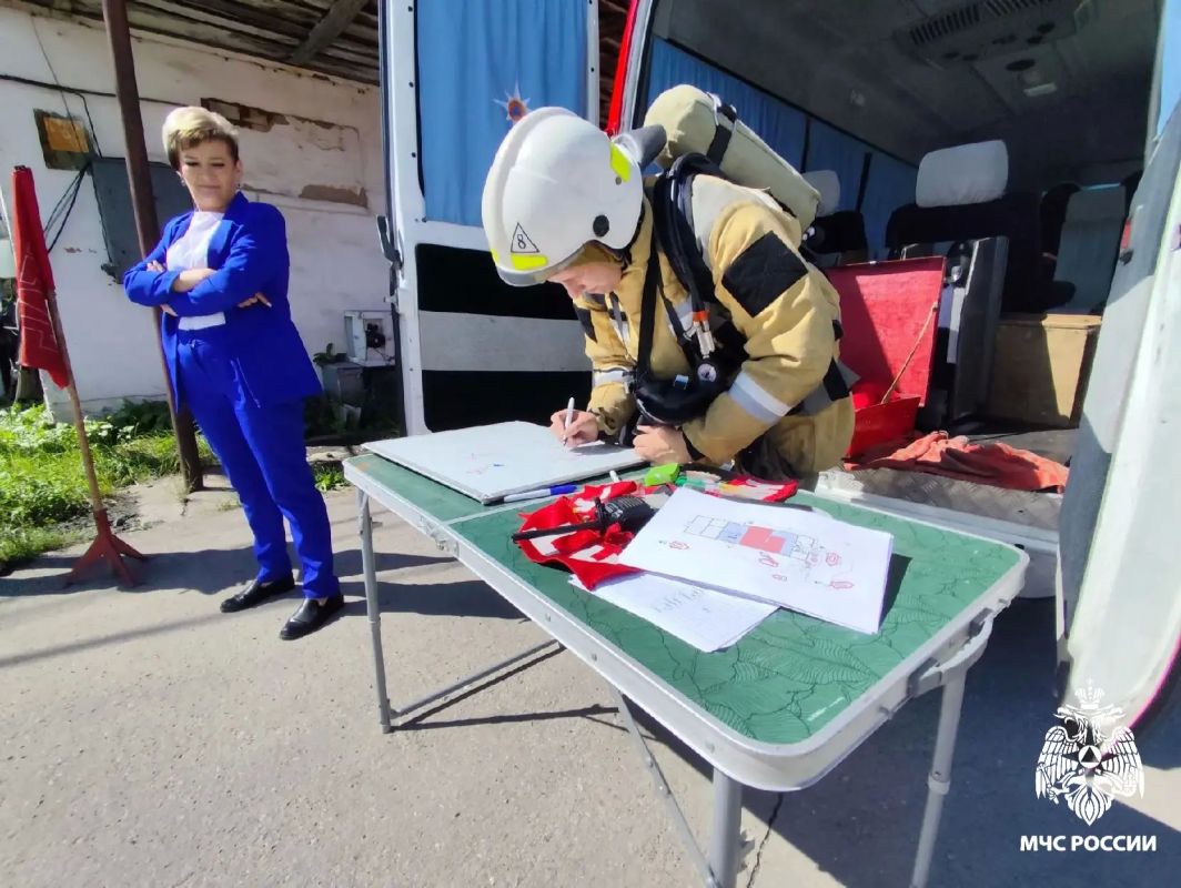 Пожарные МЧС России ликвидировали условный пожар на торговых складах в Находке Пожарные МЧС России ликвидировали условный пожар на торговых складах в Находке
