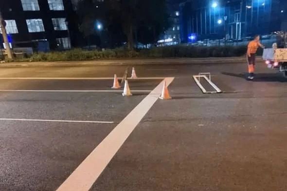 Дорожники продолжают обновлять разметку во Владивостоке каждую ночь Дорожники продолжают обновлять разметку во Владивостоке каждую ночь