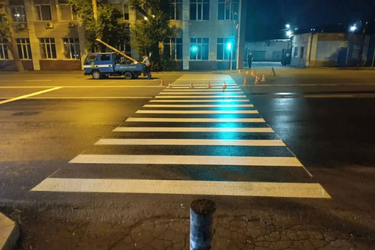Дорожники продолжают обновлять разметку во Владивостоке каждую ночь Дорожники продолжают обновлять разметку во Владивостоке каждую ночь