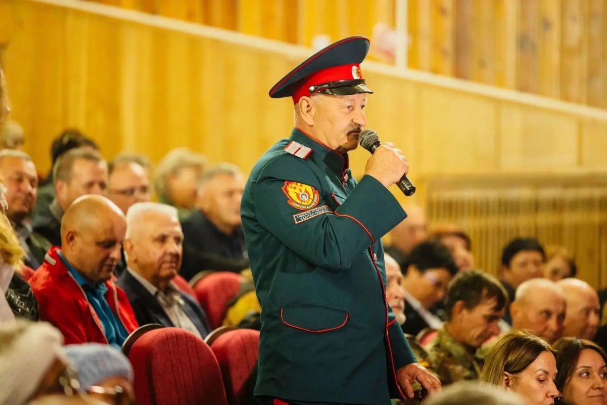 Команда Виталия Хоценко посетила Калачинский район: обсудили развитие территории и поддержку участников СВО Команда Виталия Хоценко посетила Калачинский район: обсудили развитие территории и поддержку участников СВО
