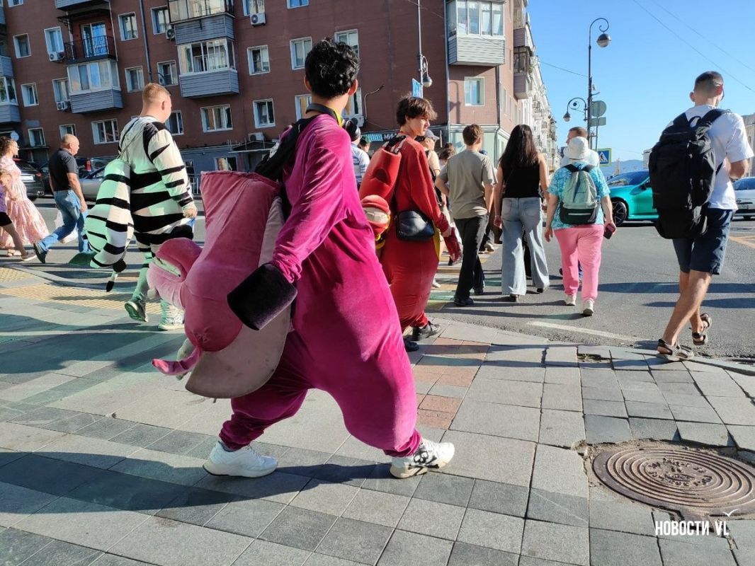 Звероподобные аниматоры в ростовых костюмах, кажется, возвращаются в центр Владивостока после краткосрочной паузы на время ВЭФ Звероподобные аниматоры в ростовых костюмах, кажется, возвращаются в центр Владивостока после краткосрочной паузы на время ВЭФ