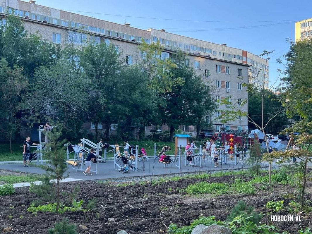 На Кирова заканчивают обустройство новой аллеи, её в этом году строили по федеральному нацпроекту На Кирова заканчивают обустройство новой аллеи, её в этом году строили по федеральному нацпроекту