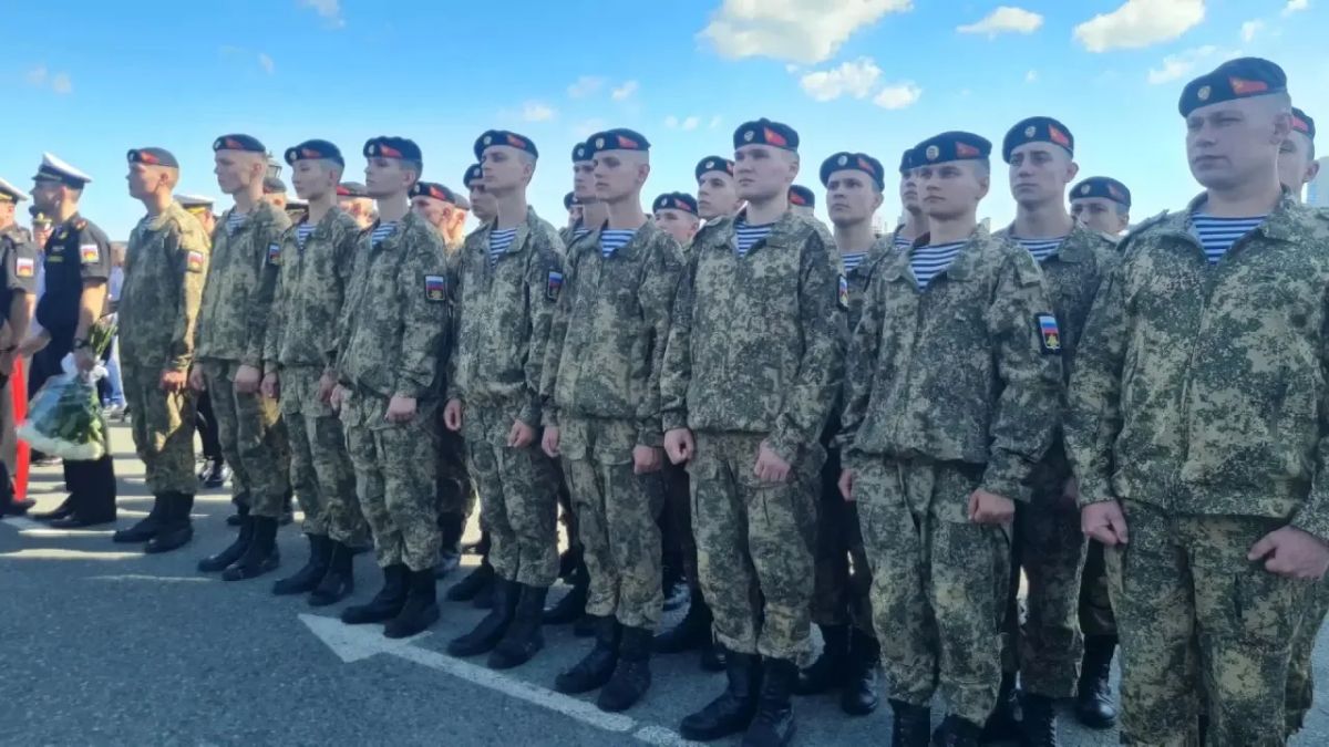 Во Владивостоке на набережной Цесаревича прошло торжественное открытие мурала, посвященного дружбе России и Северной Кореи. Прототипом изображенного воина-пехотинца стал генерал-майор, единственный дважды герой России... Во Владивостоке на набережной Цесаревича прошло торжественное открытие мурала, посвященного дружбе России и Северной Кореи. Прототипом изображенного воина-пехотинца стал генерал-майор, единственный дважды герой России...