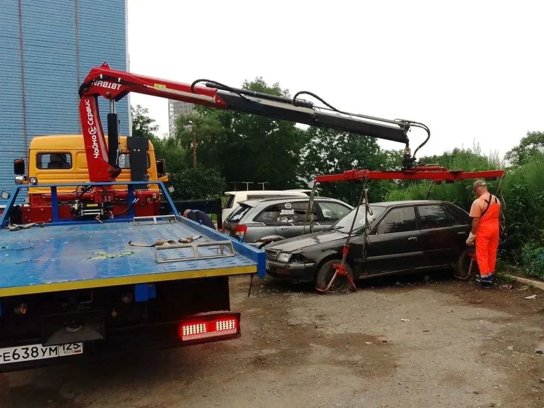 Еще 18 автомобилей уберут с улиц Владивостока в рамках работы с брошенным и разукомплектованным транспортом